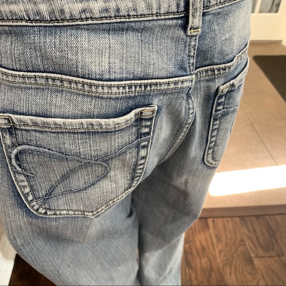 Chico’s Platinum denim light wash ultimate fit slim leg jeans - Picture 6 of 17